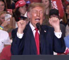 Trump'tan miting sırasında ilgin&ccedil; hareketler: Trans halterci taklidi yaptı!