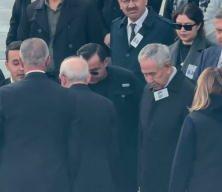 Yeni Parti lideri &Ouml;zg&uuml;r &Ouml;zel ile Kılı&ccedil;daroğlu aynı t&ouml;rende biraraya geldi ortam bir anda gerildi