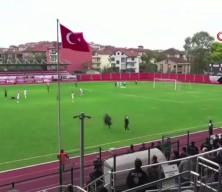 Yeşil sahada korku dolu anlar! Kalp krizi ge&ccedil;iren futbolcu hastaneye kaldırıldı