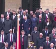 Anıtkabir'de &ccedil;arpıcı anlar kamerada! M&uuml;savat Dervişoğlu, Bah&ccedil;eli'nin koluna girip...