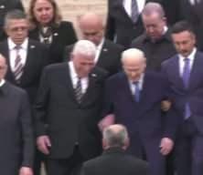 Anıtkabir'de &ccedil;arpıcı anlar kamerada! M&uuml;savat Dervişoğlu, Bah&ccedil;eli'nin koluna girip...