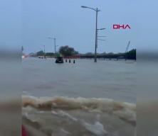 Muğla'da sağanak kabusu: Karayolu g&ouml;le d&ouml;nd&uuml;, yol trafiğe kapatıldı!