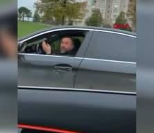 B&uuml;y&uuml;k&ccedil;ekmece'de trafikte yol verme tartışması: Tartıştığı s&uuml;r&uuml;c&uuml;n&uuml;n aracına &ccedil;arpıp ka&ccedil;tı