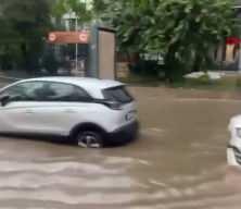 Diyarbakır'da sağanak; yollar g&ouml;le d&ouml;nd&uuml;, su baskınları yaşandı