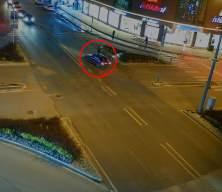 D&uuml;zce'de feci kaza kamerada: Otomobilin &ouml;n camından i&ccedil;eri girdi