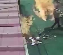 Endonezya'da sokak satıcısı az kalsın hayatını kaybediyordu
