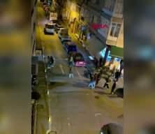 Fatih&rsquo;te maganda dehşeti! Hızlı ge&ccedil;me kavgasında silahlar ve bı&ccedil;aklar &ccedil;ekildi!