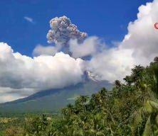 Filipinler'deki Mayon Yanardağı k&uuml;l p&uuml;sk&uuml;rtt&uuml;