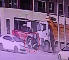 Hatay'da feci kaza!&nbsp;Hafriyat kamyonunun altında kalan motosikletli can verdi!