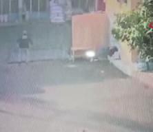 Gaziantep'te halde &uuml;zerine demir kapı d&uuml;şen bek&ccedil;i yaralandı