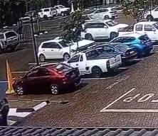 Alışveriş merkezi &ouml;n&uuml;nde polisi ezen s&uuml;r&uuml;c&uuml; cinayetle su&ccedil;lanıyor