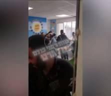 İsrail sandık başında birbirine girdi! Oy merkezindeki kavga kamerada