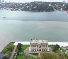 İstanbul&rsquo;da sağanak hayatı fel&ccedil; etti: Boğazın rengi değişti