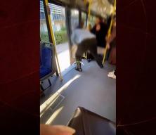 İzmir'de halı krizi! Otob&uuml;s şof&ouml;r&uuml; halıyı dışarı attı, ortalık karıştı!