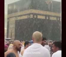 Kabe'de M&uuml;sl&uuml;manlar sağanak altında tavaf yaptı