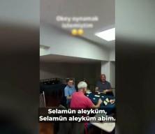 Kahvehaneye 'selam&uuml;naleyk&uuml;m' diyerek i&ccedil;eri giren gen&ccedil;leri azarladı