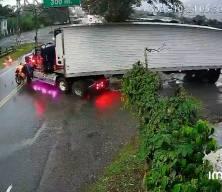 Kolombiya'daki feci kazada tıra &ccedil;arpan motosikletteki aile yola savruldu