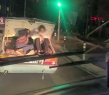 K&uuml;&ccedil;&uuml;k&ccedil;ekmece&rsquo;de 2 &ccedil;ocuğun otomobilin bagajındaki tehlikeli yolculuğu kamerada