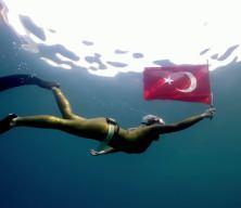 Milli dalış&ccedil;ı Şahika Erc&uuml;men, Cumhuriyet Bayramı'nı su altında T&uuml;rk bayrağıyla kutladı