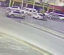 Otomobille &ccedil;arpışan motosikletteki 2 kişi yaralandı, kaza kameraya yansıdı