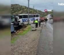 Şırnak'ta tırla &ccedil;arpıştıktan sonra eve &ccedil;arpan yolcu otob&uuml;s&uuml;ndeki 15 kişi yaralandı