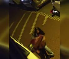 Sokak ortasında tekme tokat dayak: Kadın apartmana girince dayak yiyen adam koşarak ka&ccedil;tı
