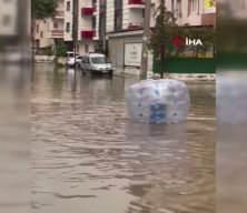 Tarsus sokaklarında ilgin&ccedil; g&ouml;r&uuml;nt&uuml;: Yağmurda ıslanmaya "balonlu" &ccedil;&ouml;z&uuml;m!