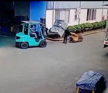 Vietnam'da feci iş kazası kamerada: Devrilen y&uuml;k&uuml;n altında kalarak can verdi
