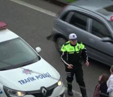 Yağmurda y&uuml;rekleri ısıtan g&ouml;r&uuml;nt&uuml;: Trafik polisi yaralı kadını yeleğiyle korudu