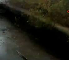  Zonguldak'ta istinat duvarının &ccedil;&ouml;kt&uuml;ğ&uuml; anlar kamerada