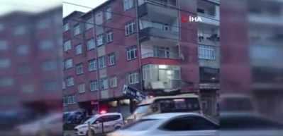 Sultangazi'de 5 katlı binanın birinci katında balkon çöktü