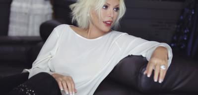 S&uuml;per Star Ajda Pekkan'ın "Evde Kal" videosu sosyal medyada olay oldu!