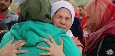 Suriyeli kız ile ailesinin sınırda mutluluktan ağlatan kavuşması