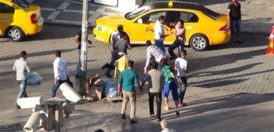 Suriyeliler cadde ortasında kavga etti