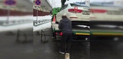 S&uuml;r&uuml;c&uuml; aracını &ccedil;ekicinin &uuml;st&uuml;nden ka&ccedil;ırdı 