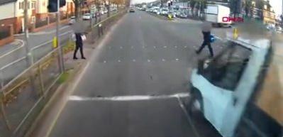 S&uuml;r&uuml;c&uuml;n&uuml;n kırmızı ışık ihlali, az daha can alıyordu