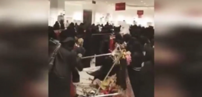 Suudi Arabistan&rsquo;da kadınların alışveriş izdihamı