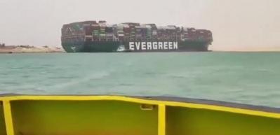 S&uuml;veyş Kanalı'nda gemi karaya oturdu, ge&ccedil;işler kapatıldı