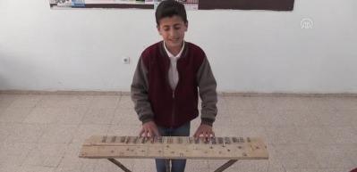 Tahta, kova ve kasadan yaptıkları enstr&uuml;manlarla hayallerini ger&ccedil;ekleştirdiler