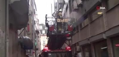 Taksim&rsquo;de binadan d&uuml;şen kartonpiyerler taksinin camına saplandı