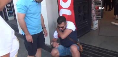 Taksim&rsquo;de binadan kopan par&ccedil;a yoldan ge&ccedil;en turistin &uuml;zerine d&uuml;şt&uuml;