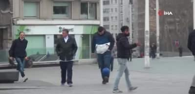 Taksim'de sosyal mesafe uyarısını umursamayan gen&ccedil;ler top oynadı