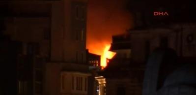  Taksim'de yeni yıla girerken korkutan yangın