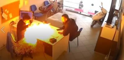 Tamircinin elindeki tablet bomba gibi patladı!