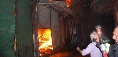 Tarihi Oturak&ccedil;ılar Pazarı'nda yangın