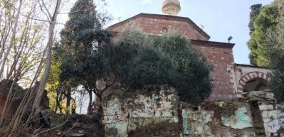 Tarihi cami tinercilerin mekanı oldu