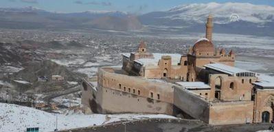 Tarihi İshakpaşa Sarayı nisanda gelinlik giydi