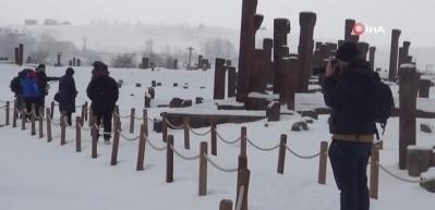 Tarihi şehir Ahlat&rsquo;ta ziyaret&ccedil;i yoğunluğu