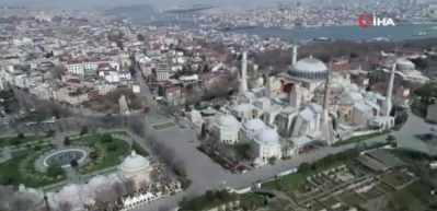 Tarihi Sultanahmet Meydanı tarihin en sakin g&uuml;nlerini ge&ccedil;iriyor