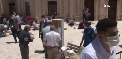 Tarihi Ulu Cami'nin avlusunda sosyal mesafeli cuma namazı